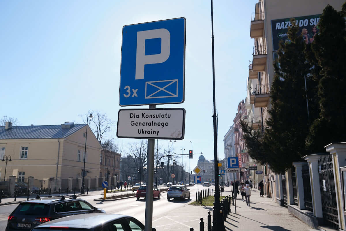 Placówki konsularnej nie ma już w tym miejscu od stycznia. Oznakowanie wprowadza w błąd kierowców 2 Koperty zarezerwowane dla Konsulatu Generalnego Ukrainy przy ul. 3 Maja