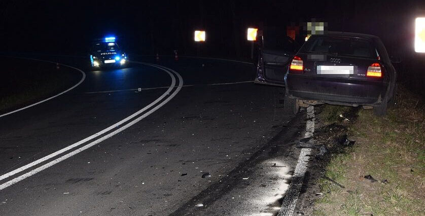 18-letni motocyklista uderzył w jadące z przeciwka Audi 1 wypadek, motocykl, samochód, łuk, droga