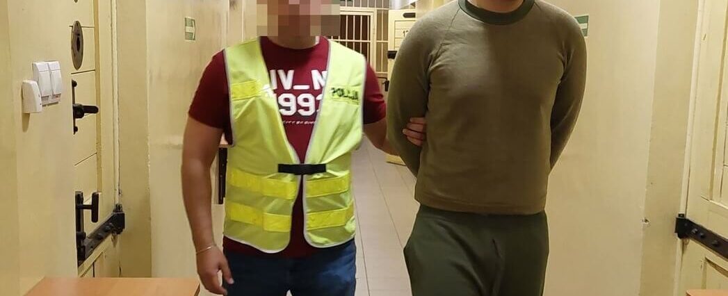Ukradli ponad 200 tys. zł na pracownika banku. Trzech obywateli Ukrainy trafiło do aresztu 2 mężczyźni, policjant, zatrzymany oszust