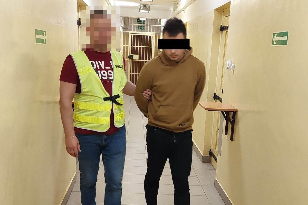 Ukradli ponad 200 tys. zł na pracownika banku. Trzech obywateli Ukrainy trafiło do aresztu 1 mężczyźni, policjant, zatrzymany oszust