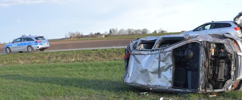 Kobieta straciła panowanie nad samochodem i dachowała po uderzeniu w przepust 1 samochód, Daewoo