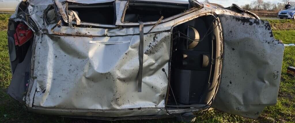 Kobieta straciła panowanie nad samochodem i dachowała po uderzeniu w przepust 2 samochód Daewoo, dachowanie