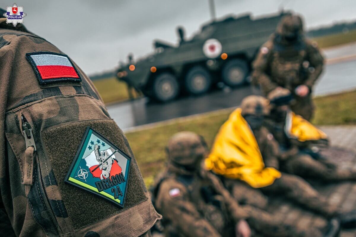 Lubelscy policjanci wspierali ćwiczenia DRAGON 24 2 żołnierze, pojazd wojskowy