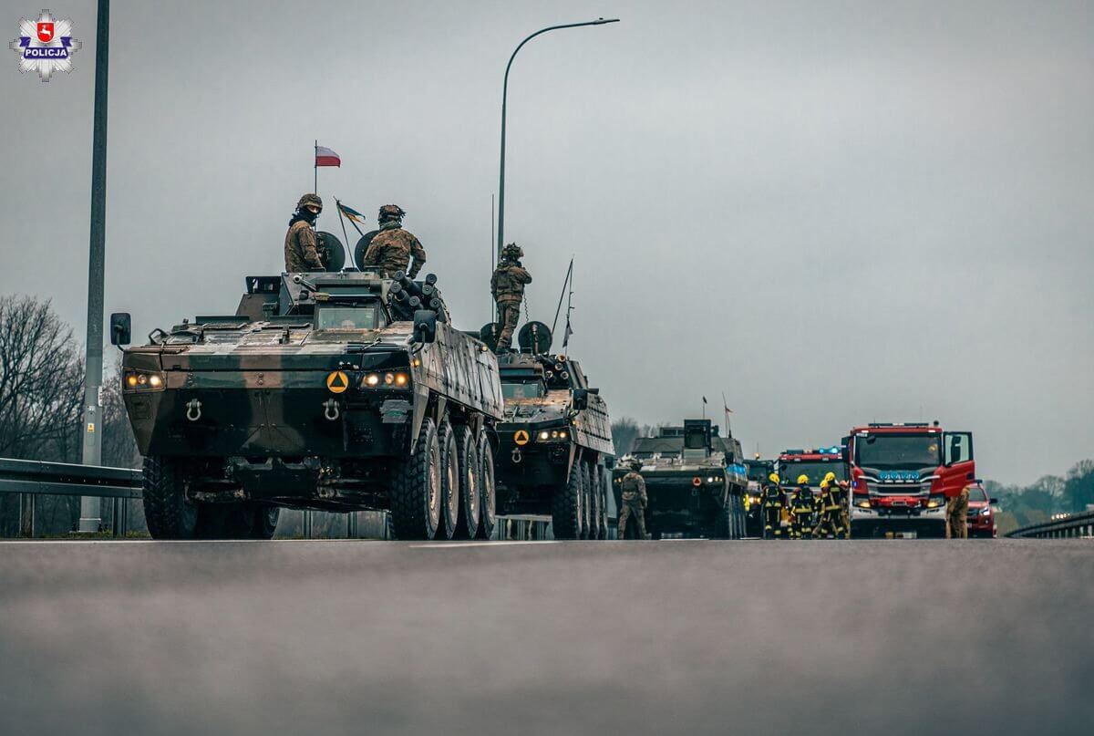 Lubelscy policjanci wspierali ćwiczenia DRAGON 24 1 pojazdy wojskowe
