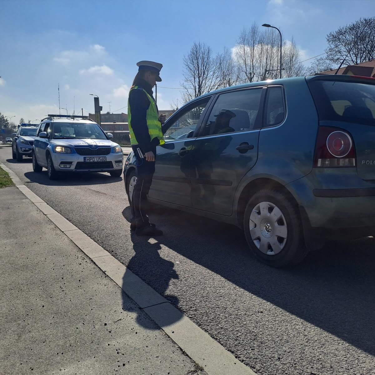 Za telefon w samochodzie grożą dotkliwe konsekwencje. Akcja policjantów na drogach regionu 1 Policja pouczała i karała kierowców, korzystających z telefonu w czasie jazdy