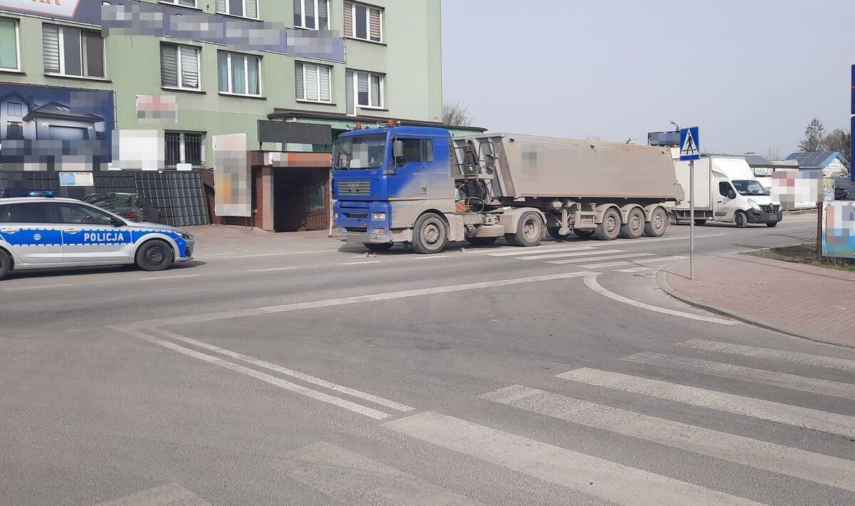 Ciężarówką potrącił pieszego na pasach. Mężczyzna zmarł w szpitalu 2 Kierowca ciężarówki wjechał w pieszego