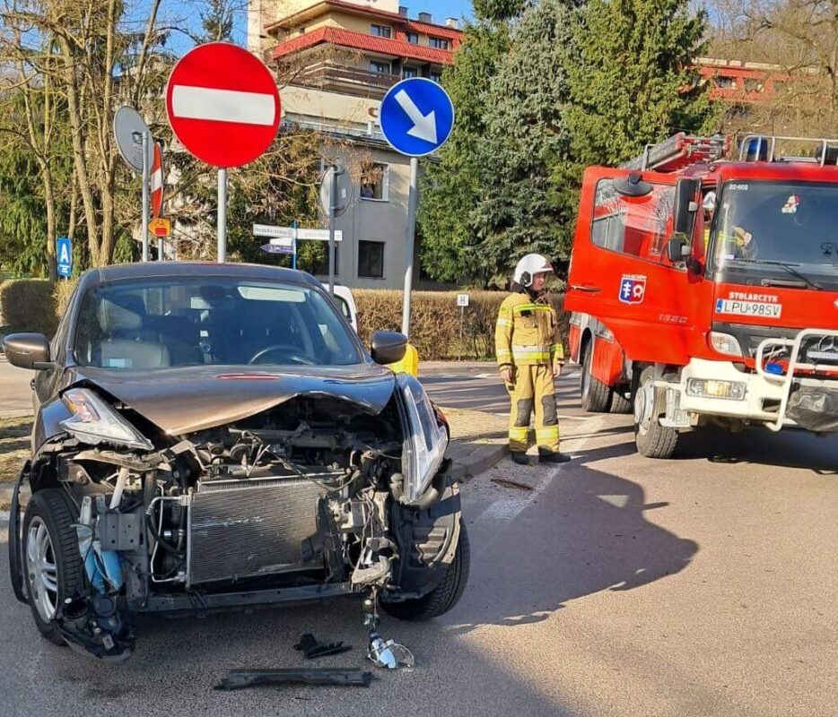 Włączając się do ruchu, wymusił pierwszeństwo. Doprowadził do groźnego zdarzenia drogowego 1 Nissan biorący udział w zdarzeniu
