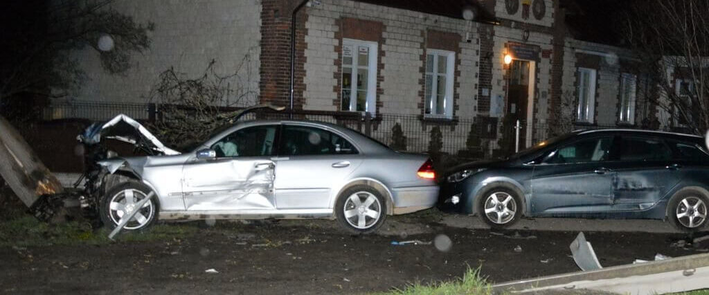 Pijany 26-latek wbił się Mercedesem w drzewo. Zakleszczonego mężczyznę wyciągnęli strażacy 2 Pijany 26 latek rozbił samochód
