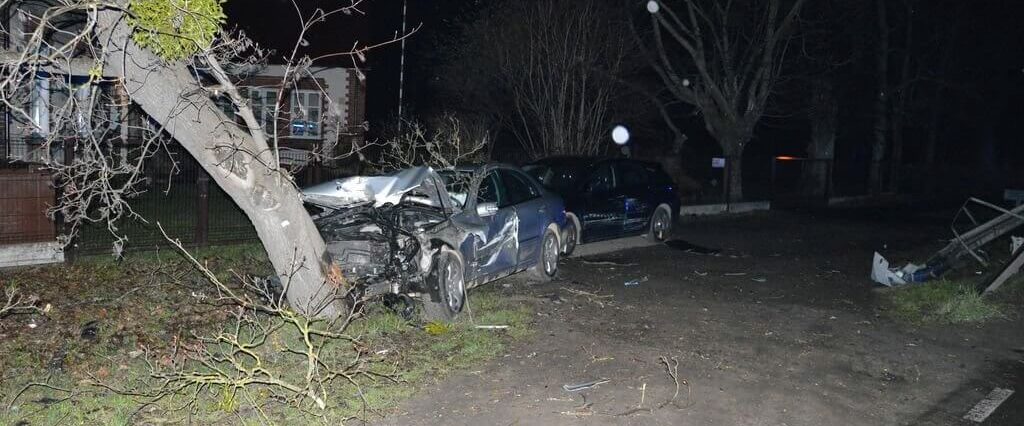 Pijany 26-latek wbił się Mercedesem w drzewo. Zakleszczonego mężczyznę wyciągnęli strażacy 1 Był pijany w Szczebrzeszynie rozbił Mercedesa