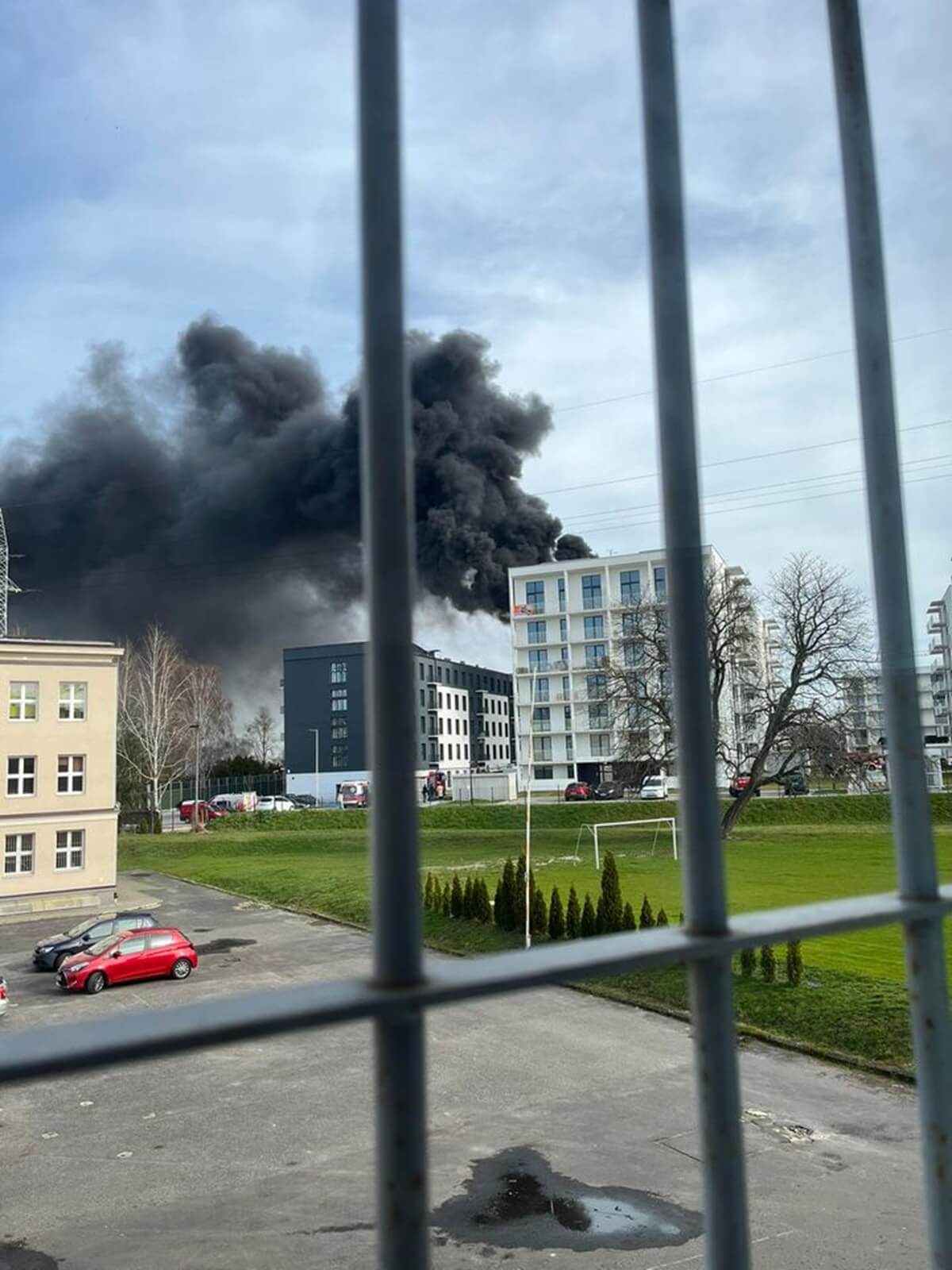 Czarny dym nad Lublinem. Pożar na dachu budynku mieszkalnego przy ul. Garbarskiej