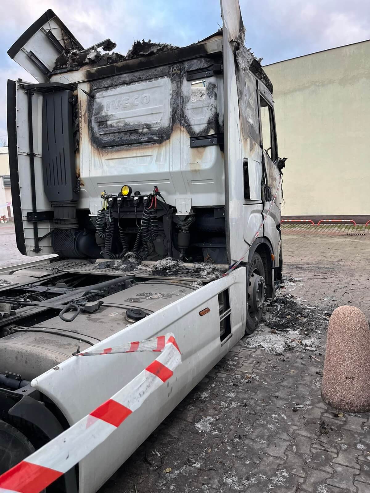 Spalony ciągnik siodłowy Iveco