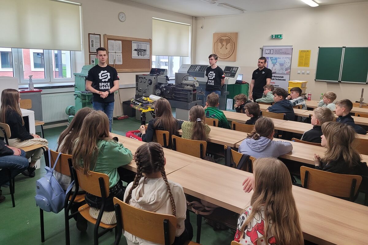 WMITksowali dzieci w technologię. Warsztaty dla dzieci na Politechnice Lubelskiej 4 dzieci, warsztaty „WMITksuj się w technologię”