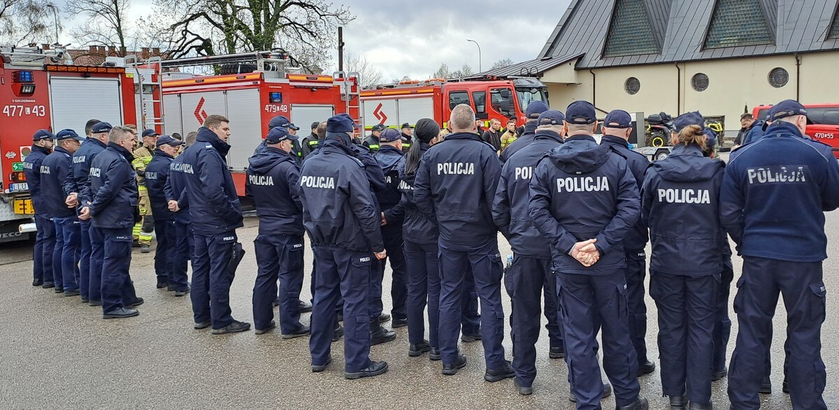 Specjalistyczny sprzęt, policjanci, strażacy i ochotnicy szukali zaginionego 65-latka 2 Policjanci i strażacy poszukiwali mężczyzny