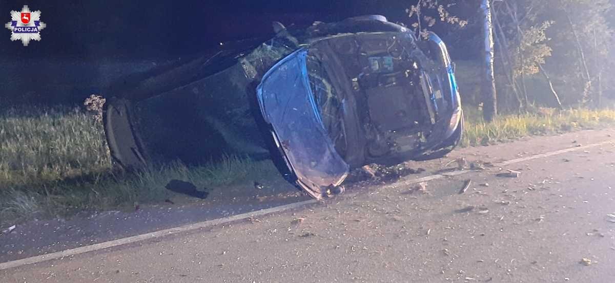 18-latka ze świeżo odebranym prawem jazdy spowodowała wypadek. Auto dachowało 1 Fiat Dachował w rowie