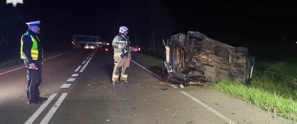 18-latka ze świeżo odebranym prawem jazdy spowodowała wypadek. Auto dachowało 2 Dachowanie Fiata