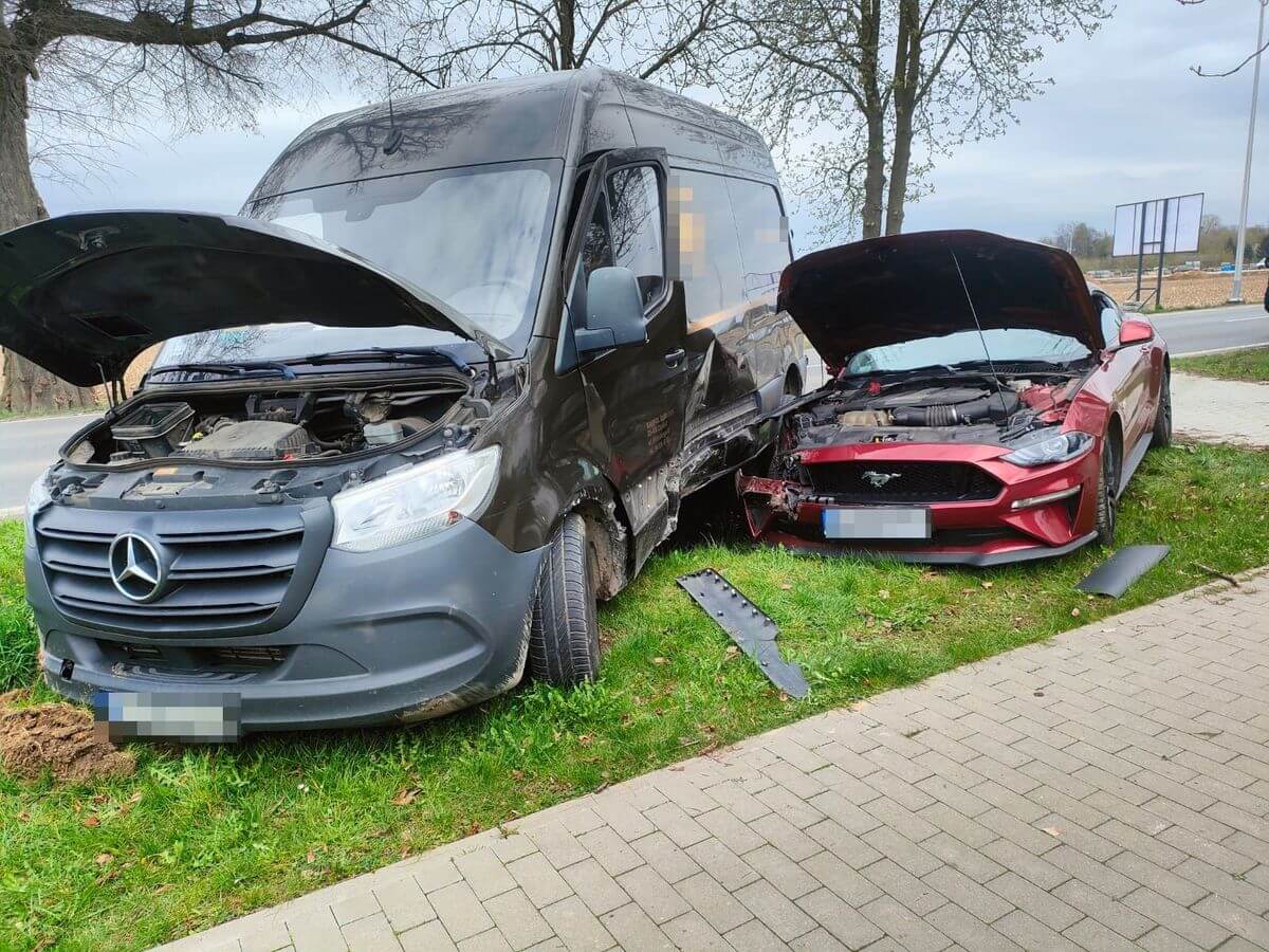 Ford wyprzedzał Mercedesa w niewłaściwy sposób. Doszło do kolizji. Punkty karne, mandat i rozbite auta 1 Pojazd kurierski zderzył się z Mustangiem