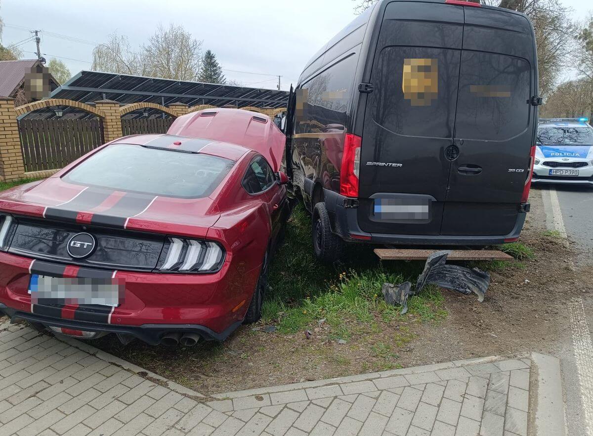 Ford wyprzedzał Mercedesa w niewłaściwy sposób. Doszło do kolizji. Punkty karne, mandat i rozbite auta 2 Mustang zderzył się z samochodem kurierskim