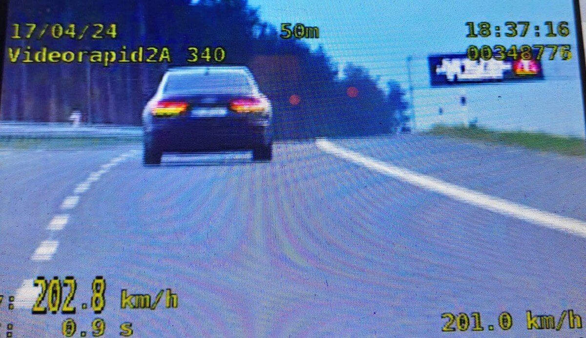 Ponad 200 km/h na S-17. Kierowca jechał na złamanie karku i stwarzał zagrożenie dla innych 1 Zatrzymany pirat drogowy przez policjantów