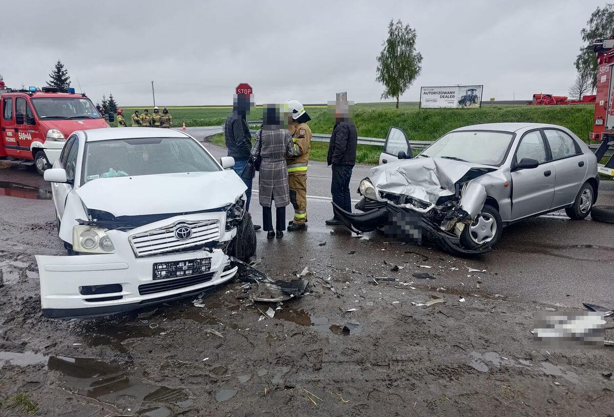 Kolizja Toyoty z Daewo. Lanosem zjechał na przeciwległy pas i doprowadził do zderzenia czołowego 1 Dwa auta zderzyły się w Przewalu