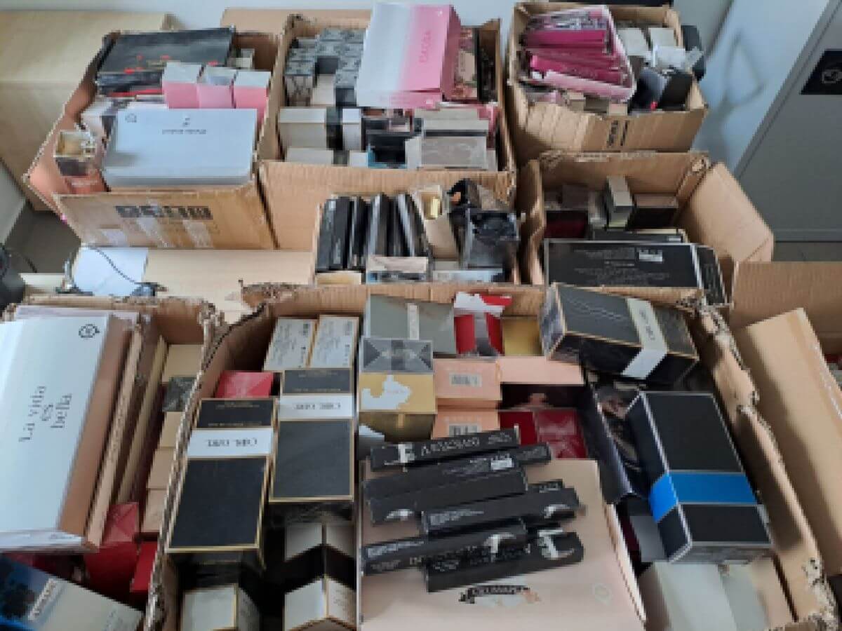 Markowe podróbki perfum. Ponad 1000 sztuk gotowych do sprzedaży zapachów 1 Stragan z markowymi podróbkami