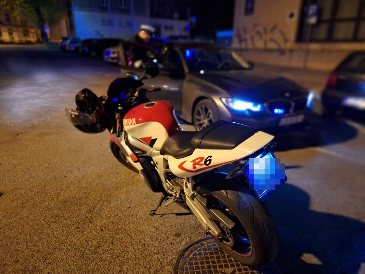Motocykliści na celowniku policjantów. Trwają wzmożone kontrole jednośladów 2 Policjanci skontrolują motocyklistów