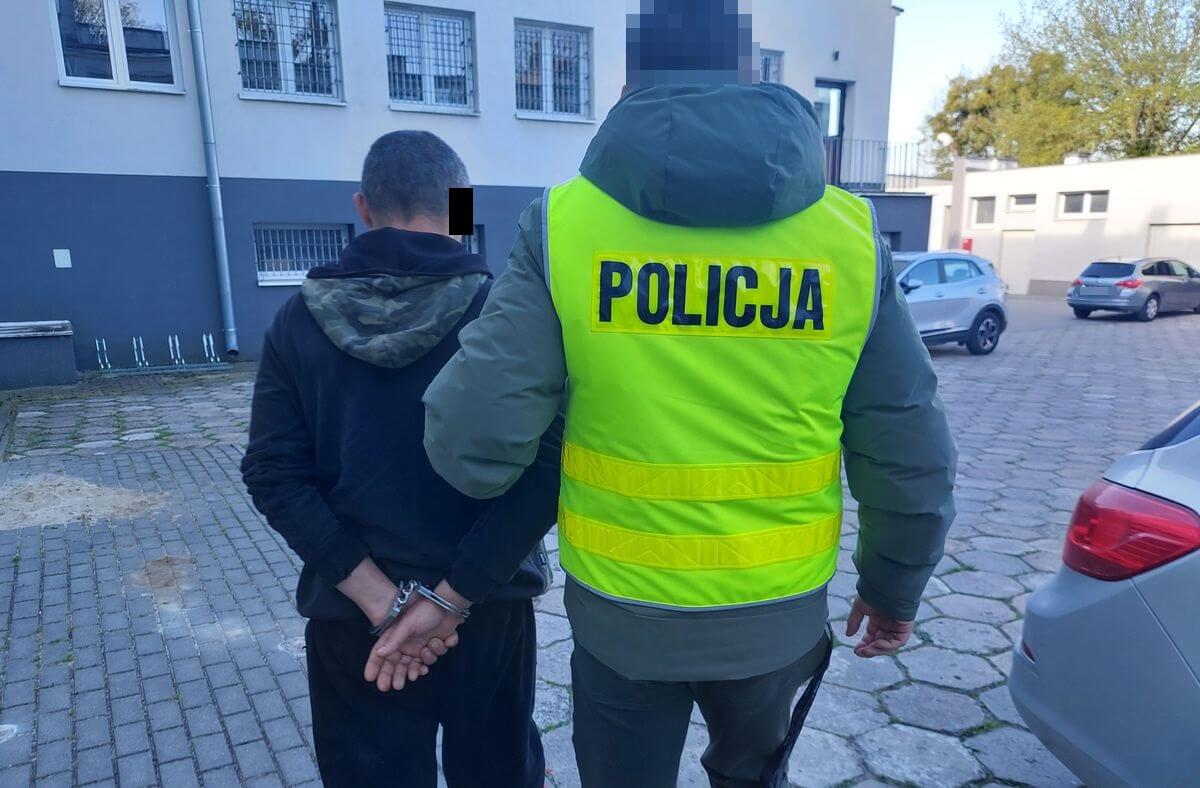 Notoryczny podpalacz zatrzymany. 36-latek spowodował straty na łączną kwotę 400 000 zł 1 Policja namierzyła i aresztowała podpalacza
