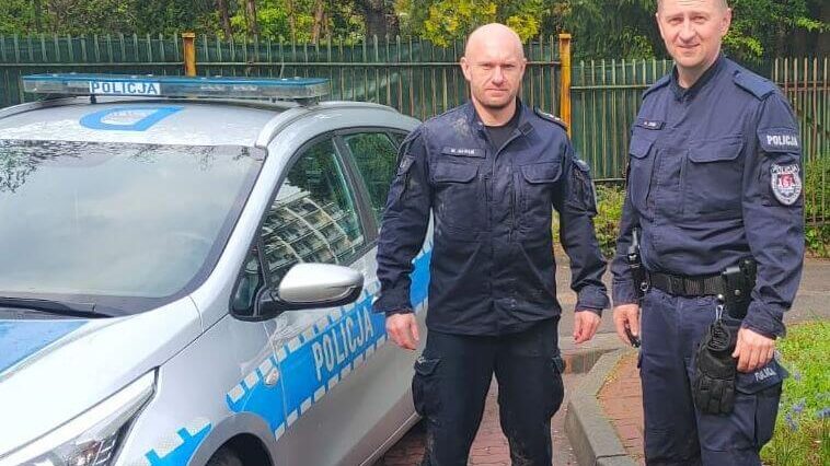 Kobieta przeskoczyła barierki, wskoczyła do stawu i zaczęła się topić. Na pomoc ruszyli policjanci 1 Zespół funkcjonariuszy obecnych na miejscu