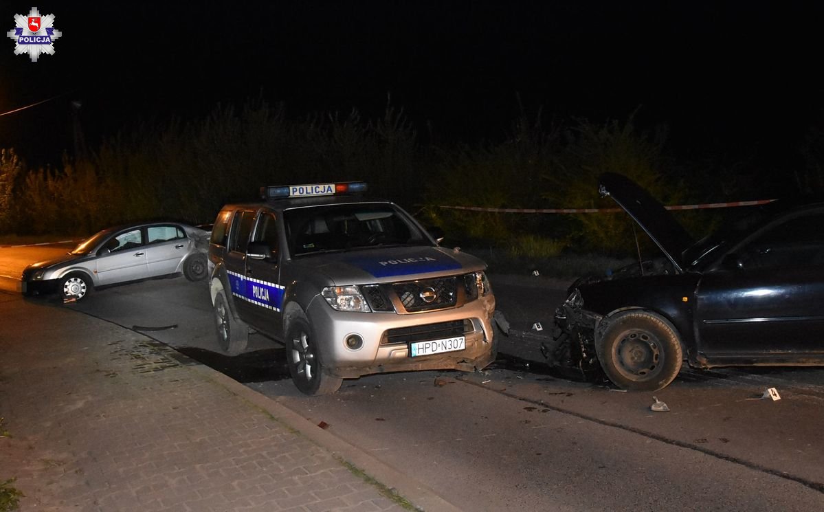 Wypadek z udziałem Opla i radiowozu. Pijany kierowca miał ponad 3 promile alkoholu 2 Policjanci aresztowali pijanego kierowcę
