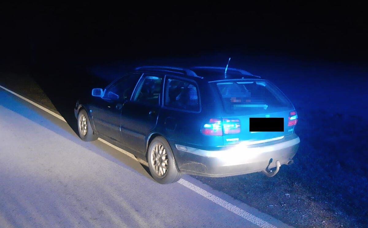 Jechał wężykiem. Trafił na patrol policji. Okazało się, że był pijany. Grozi mu konfiskata auta 1 Miał ponad 2 promile, jechał wężykiem