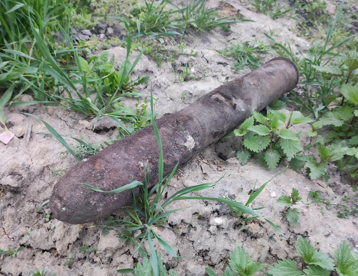 Pocisk artyleryjski znaleziony na polu. Interweniowali saperzy 1 Niewybuch znaleziony podczas prac polowych