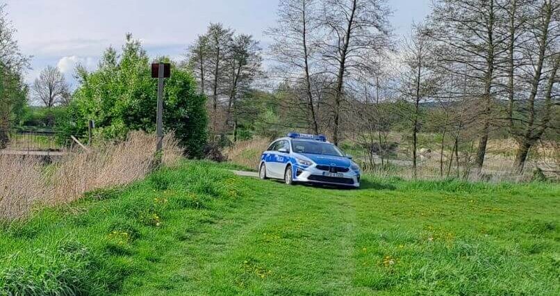 Kobieta przeskoczyła barierki, wskoczyła do stawu i zaczęła się topić. Na pomoc ruszyli policjanci 2 Policjanci, którzy udzielili pomocy Kobiecie