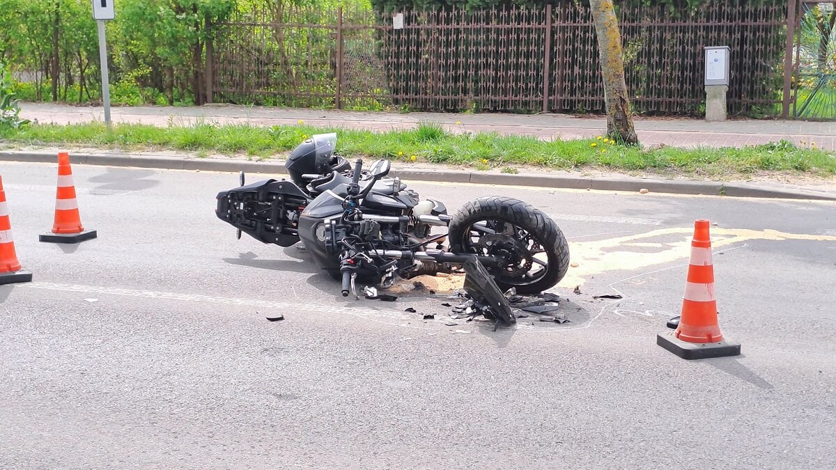Wypadek z udziałem motocykla w Kraśniku. Na miejscu pracują służby 2 Uszkodzony motocykl