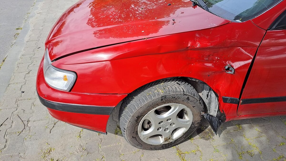 Wypadek z udziałem motocykla w Kraśniku. Na miejscu pracują służby 1 Uszkodzony samochód