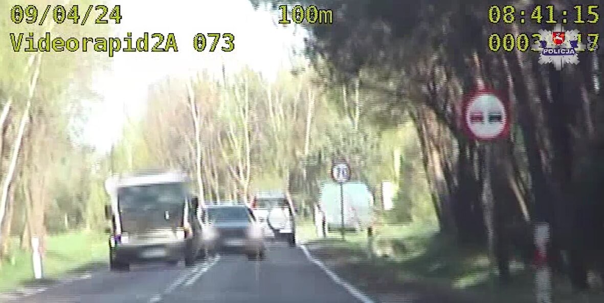 Wyprzedzał — jadąc czołowo na radiowóz. Wszystko nagrał wideorejestrator. Wysoki mandat i punkty 2 Wyprzedzanie przed radiowozem
