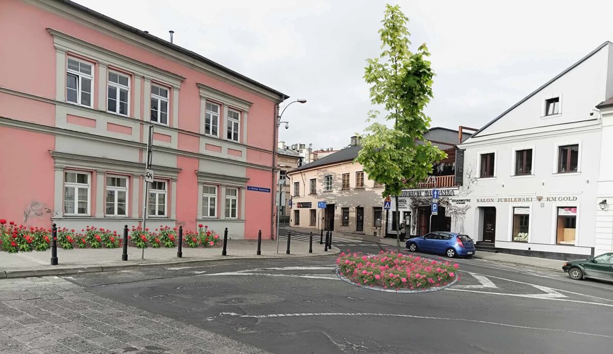 Duże zmiany w centrum Lublina. Miejsca parkingowe przeniosą na jezdnię, będą nowe drzewa, krzewy ozdobne i kwiaty 2 Wizualizacja ul. Bajkowskiego z nasadzeniami - wyspa z klonem i różami