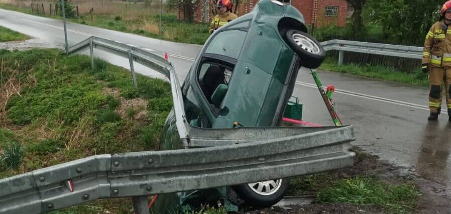 63-latka Nissanem wjechała wprost na prawidłowo jadące Audi. Trzy osoby trafiły do szpitala 1 Audi biorące udział w zderzeniu