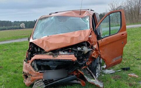Zderzenie z busem na obwodnicy Lubartowa. BMW zderzyło się z prawidłowo jadącym Volkswagenem 2 Volkswagen transporter rozbity na obwodnicy