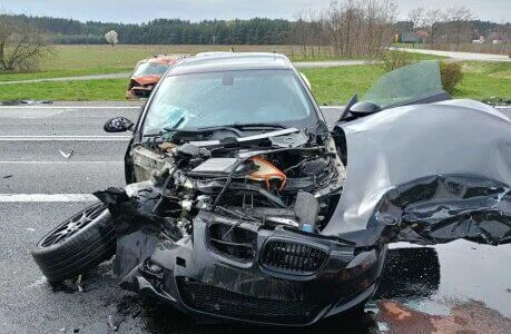 Zderzenie z busem na obwodnicy Lubartowa. BMW zderzyło się z prawidłowo jadącym Volkswagenem 3 Zderzenie na obwodnicy Lubartowa