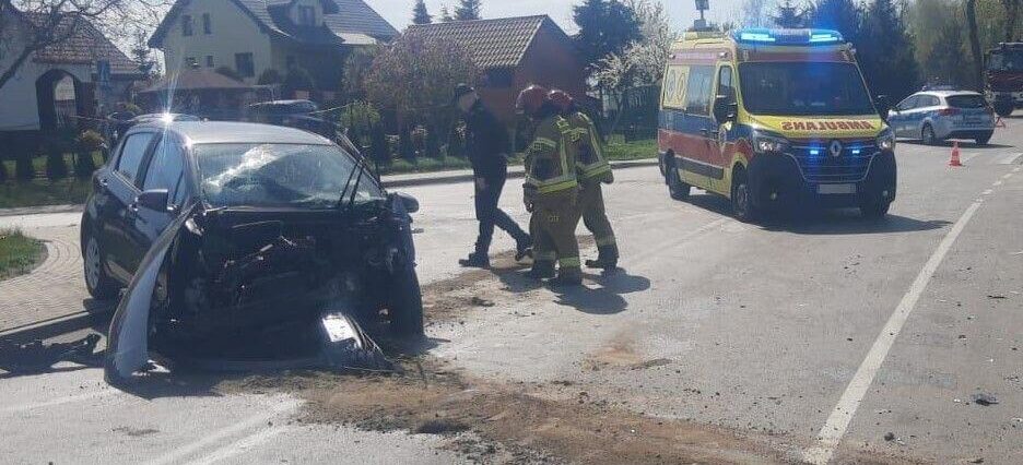 Zderzenie na skrzyżowaniu. Przyczyna wymuszenie. Dotkliwe konsekwencje dla kierowcy Toyoty 2 Trzy osoby w szpitalu po zderzeniu Forda z Toyotą