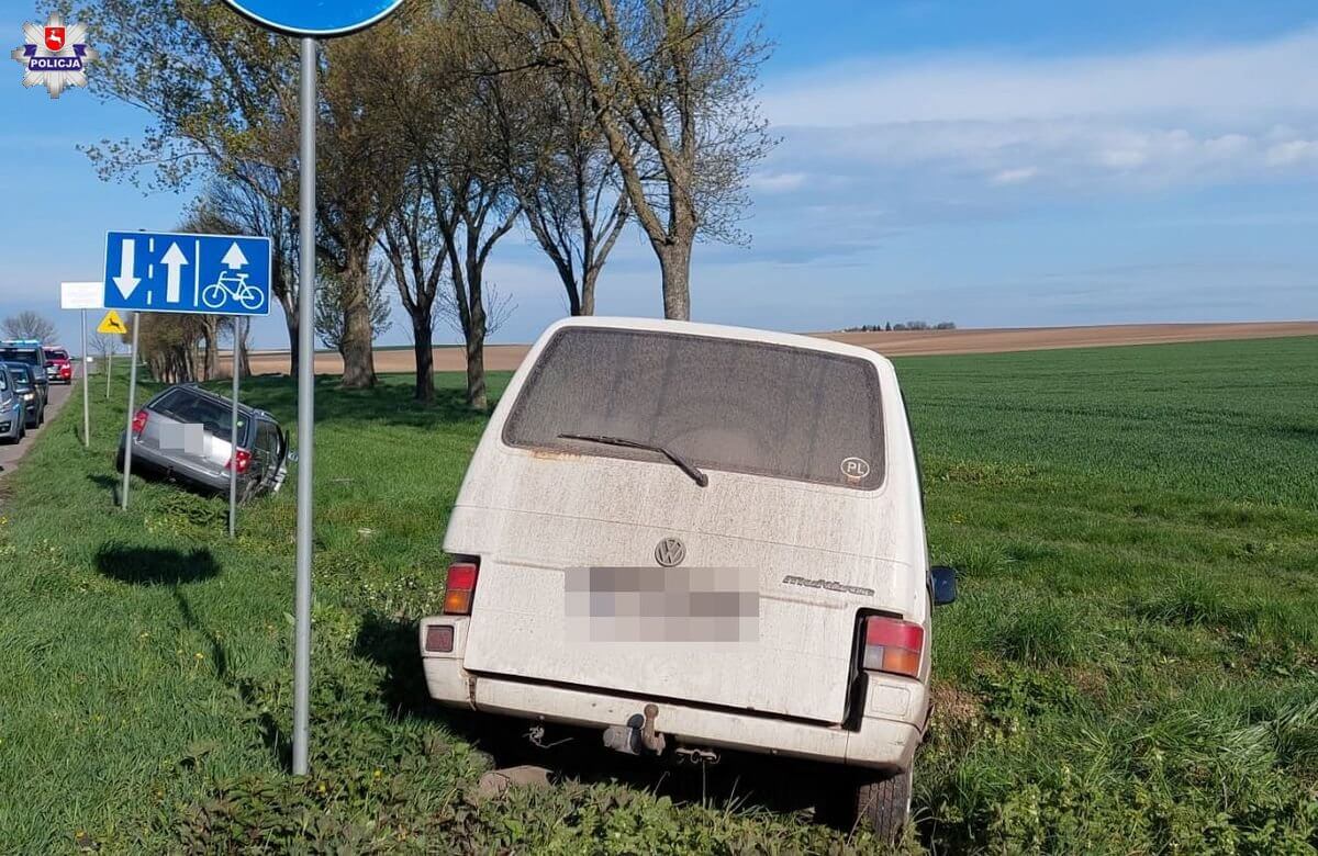 Zderzenie Passata z T4. Groźnie wyglądający wypadek. Łącznie sześć osób trafiło do szpitala 2 Wymuszenie ja drodze, oba auta wypadły na pole