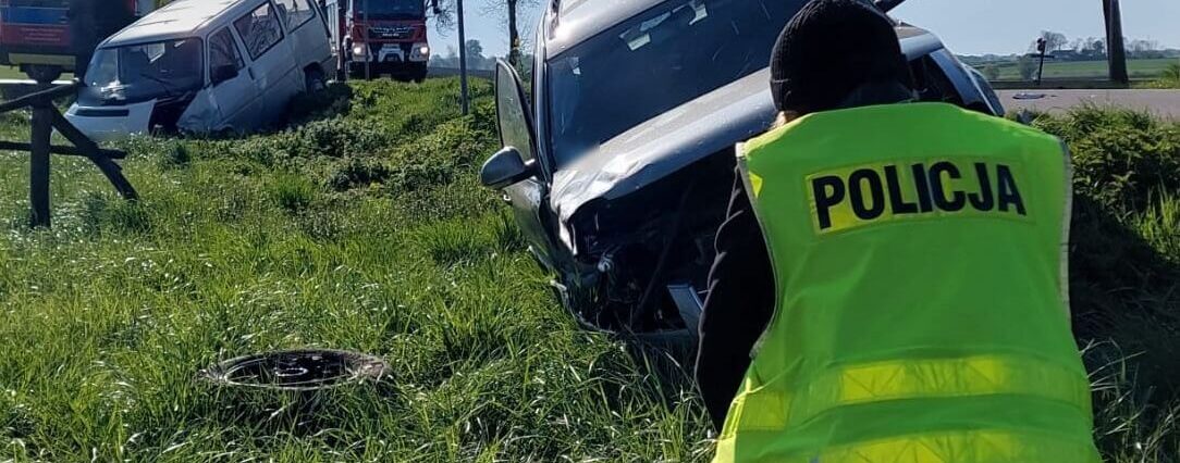 Zderzenie Passata z T4. Groźnie wyglądający wypadek. Łącznie sześć osób trafiło do szpitala 1 Passatem wymusiła pierwszeństwo. Doprowadziła do wypadku