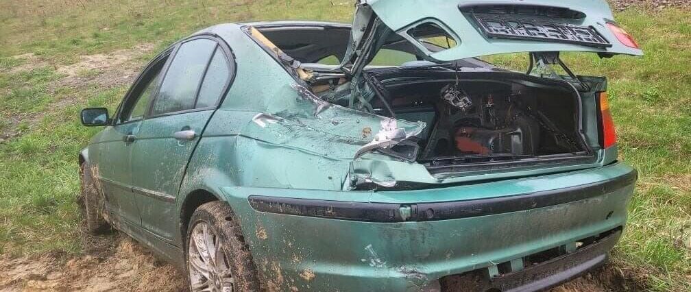 Kierowca BMW zderzył się z szynobusem. Dostał punkty karne i srogi mandat 1 BMW zignorowało znak STOP i wjechało na przejazd kolejowy