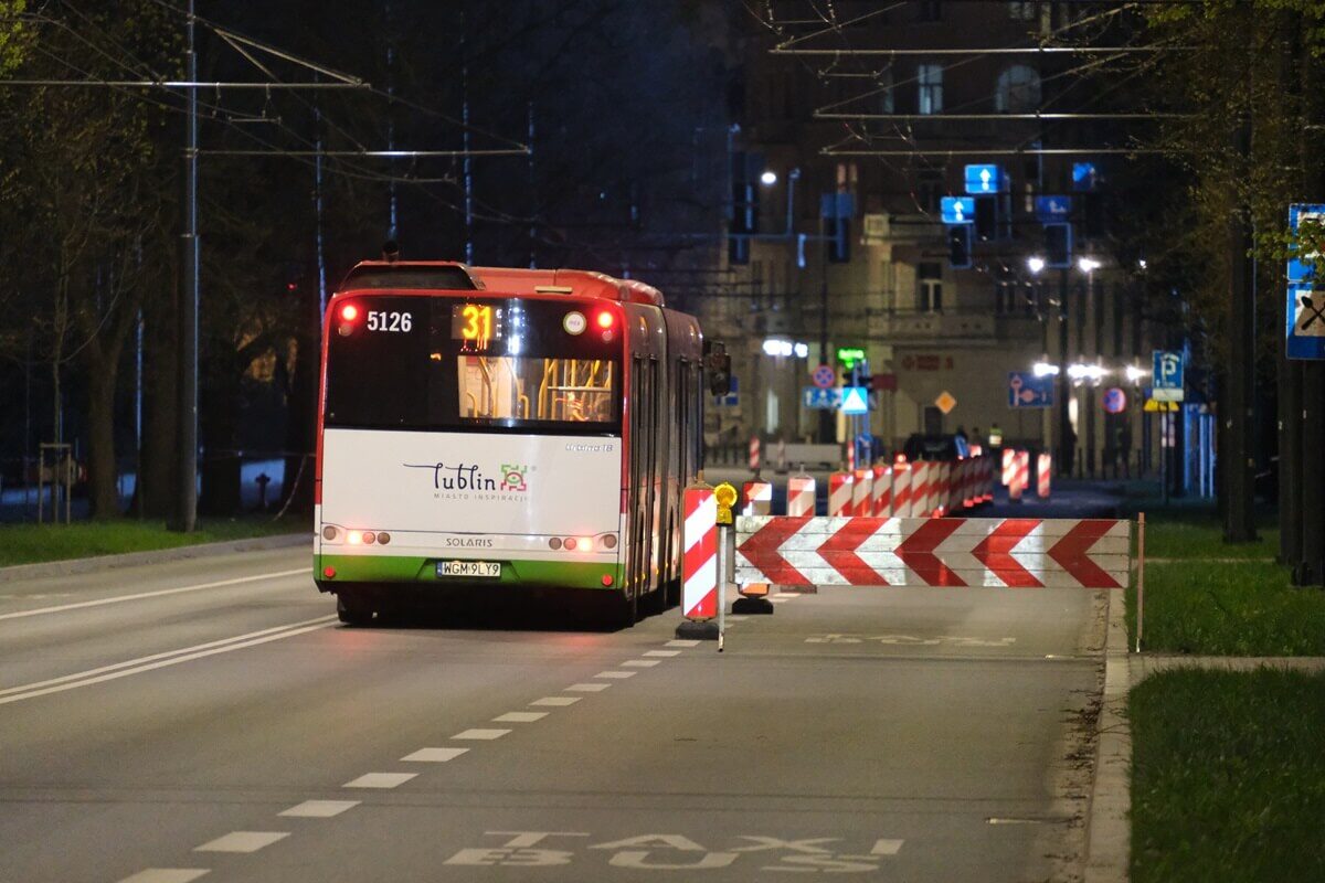 Autobus jadący zamkniętym odcinkiem Al. Racławickich