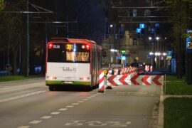 autobus jadacy zamknietym odcinkiem al raclawickich