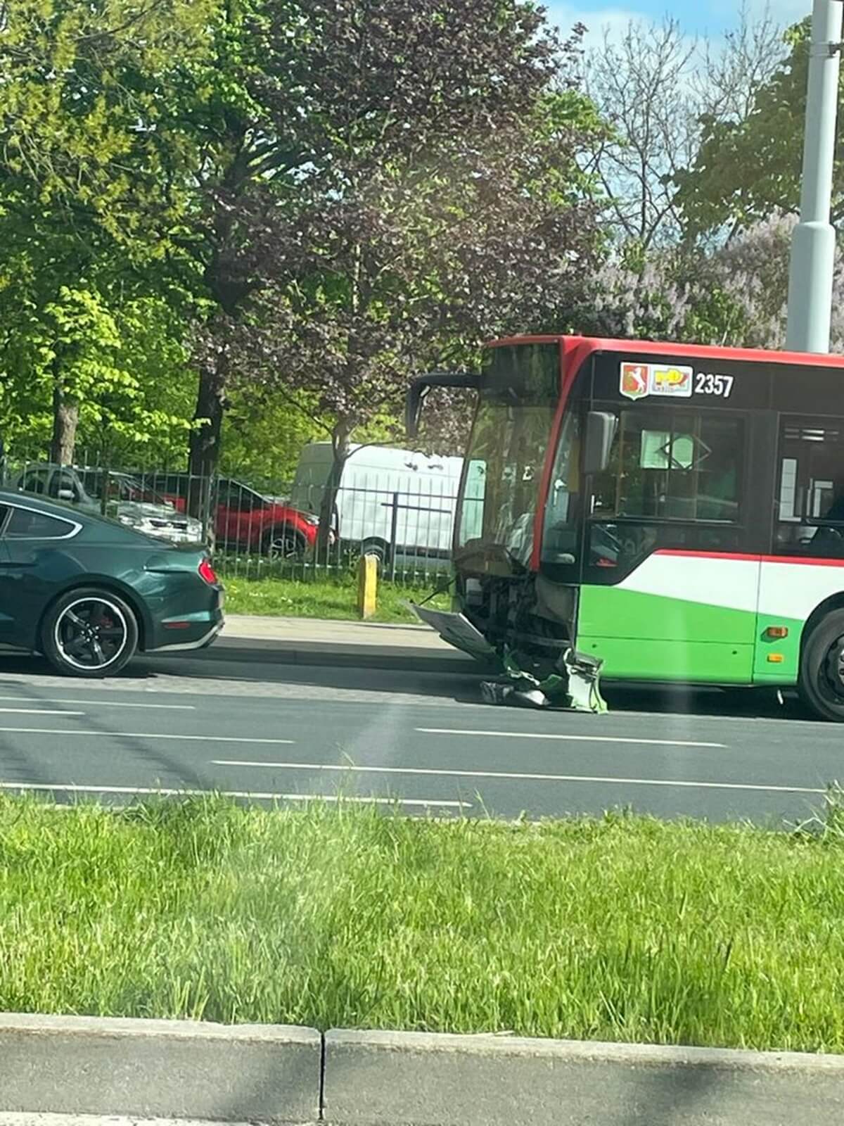 Zderzenie autobusu komunikacji miejskiej z mustangiem. Kierowca forda nagle zmienił pas, w jego tył uderzył autobus 1 Autobus zderzył się z mustangiem na ul. Lwowskiej