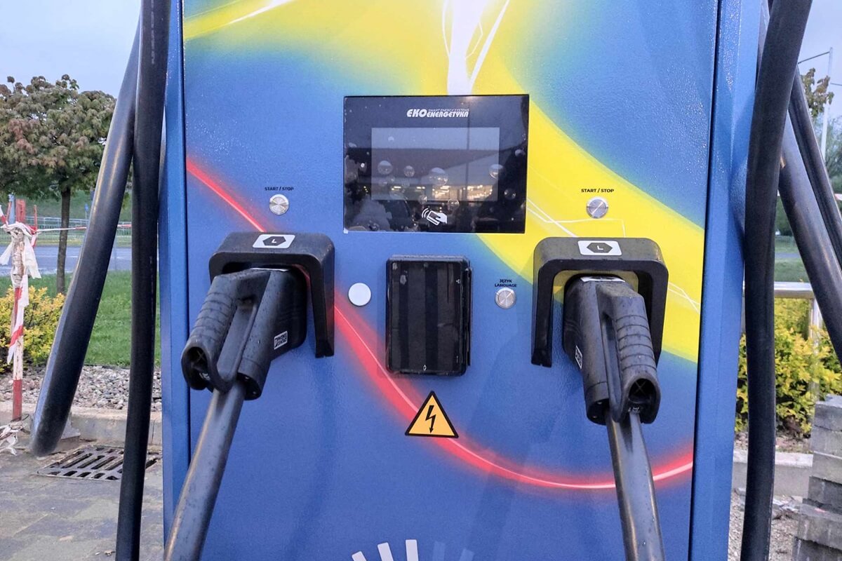 Lidl wprowadza zmiany na sklepowych parkingach. Ucieszą się z niej posiadacze elektryków 4 Budowa stacji ładowania aut elektrycznych na parkingu sklepu Lidl przy Dziewanny