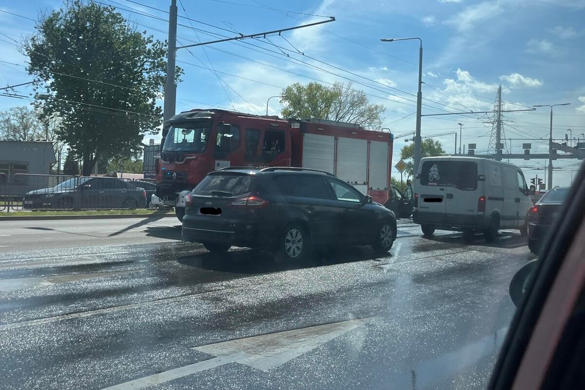Interweniujący strażacy do pożaru renaulta na ul. Lubelskiego Lipca '80