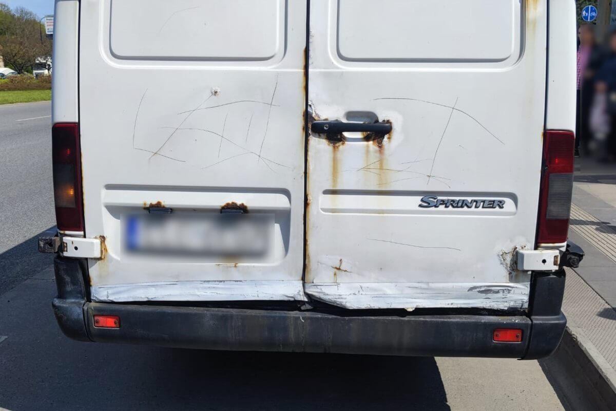Korozja tylnych drzwi busa pasażerskiego