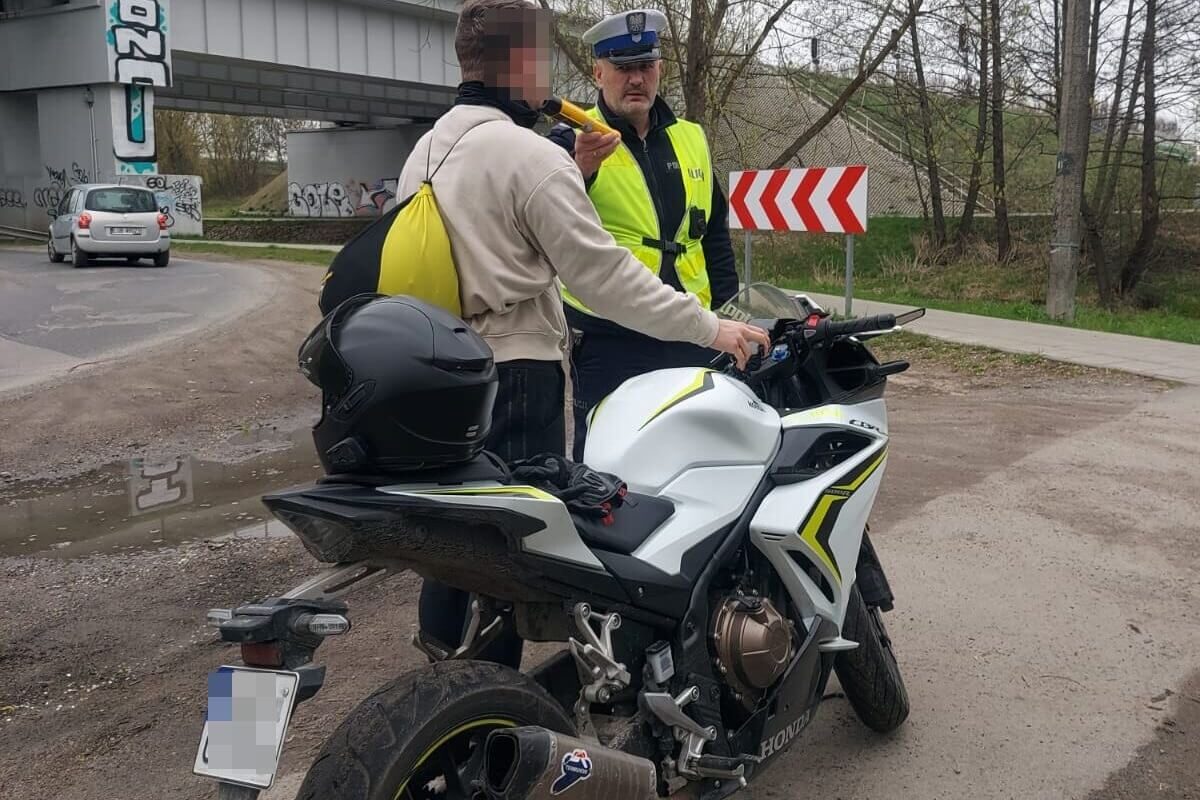 Policyjne "żniwa" na kierowcach łamiących przepisy. Wysokie mandaty i utrata uprawnień 2 Motocyklista dmuchający w alkomat
