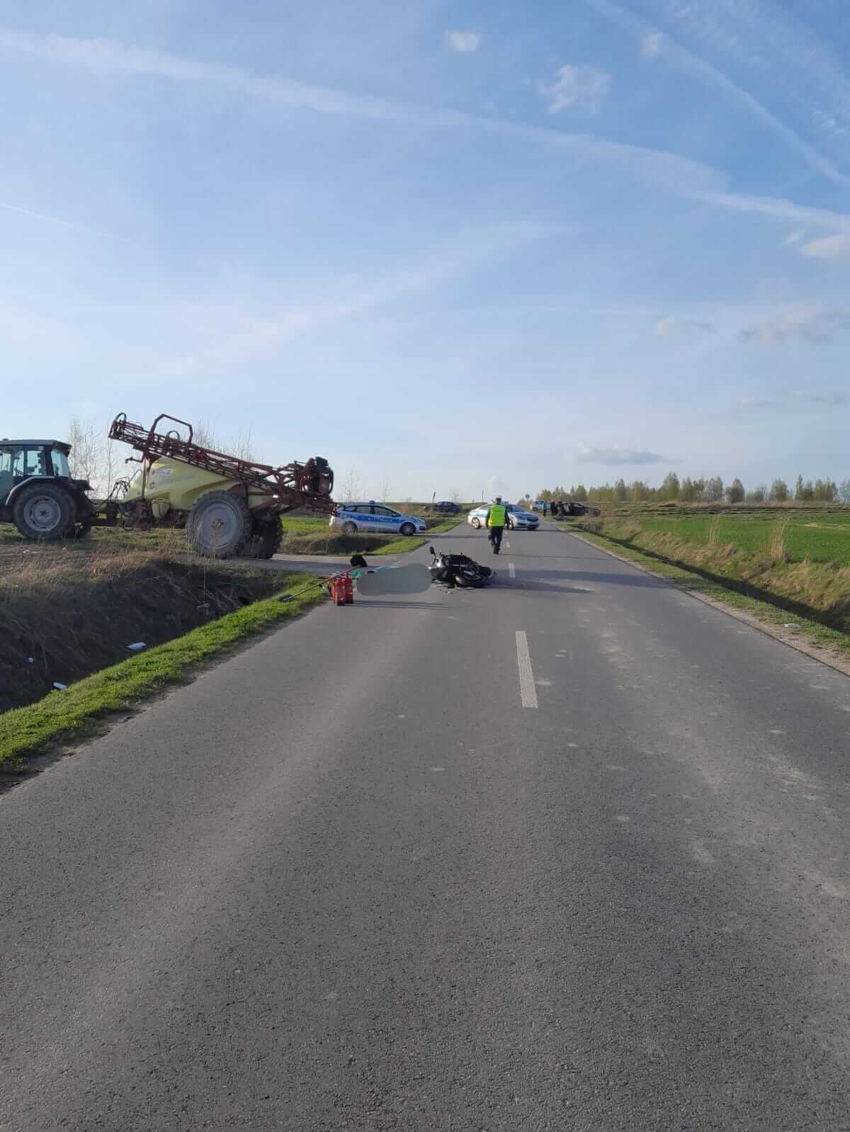 Tragedia w Mętowie. Motocyklista zderzył się z ciągnikiem, który skręcał na pole. 21-latek zginął na miejscu 1 Motocyklista zderzył się z ciągnikiem rolniczym w Mętowie